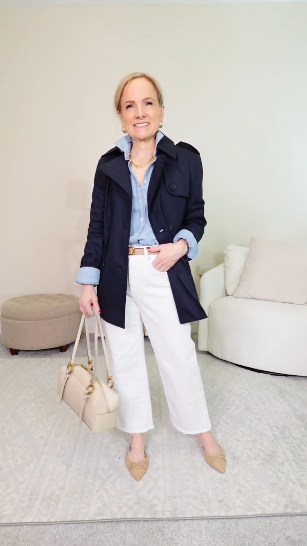Smart casual outfit mixing tones of blue